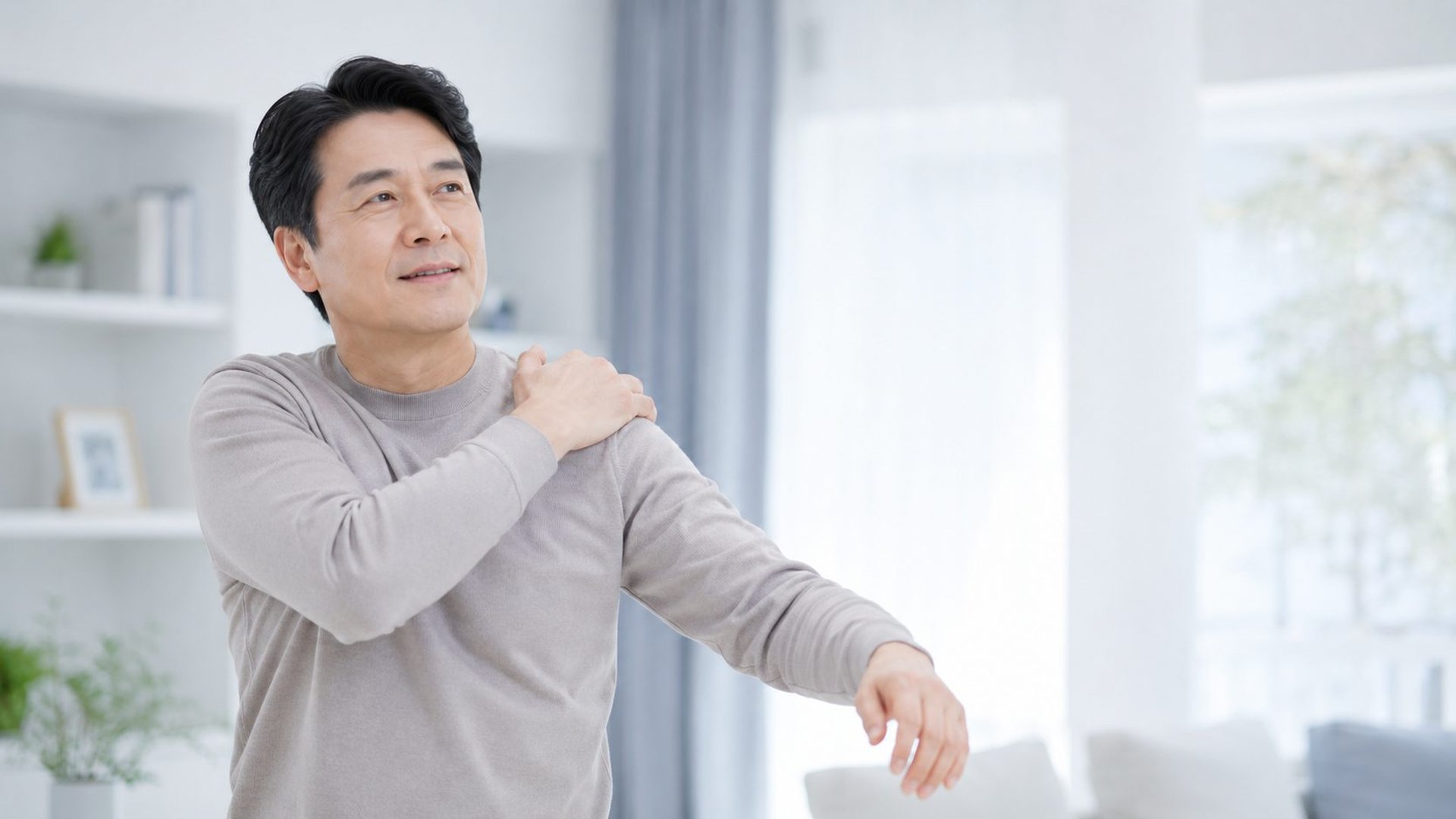 어깨를 들어 올리기 어려워하는 모습