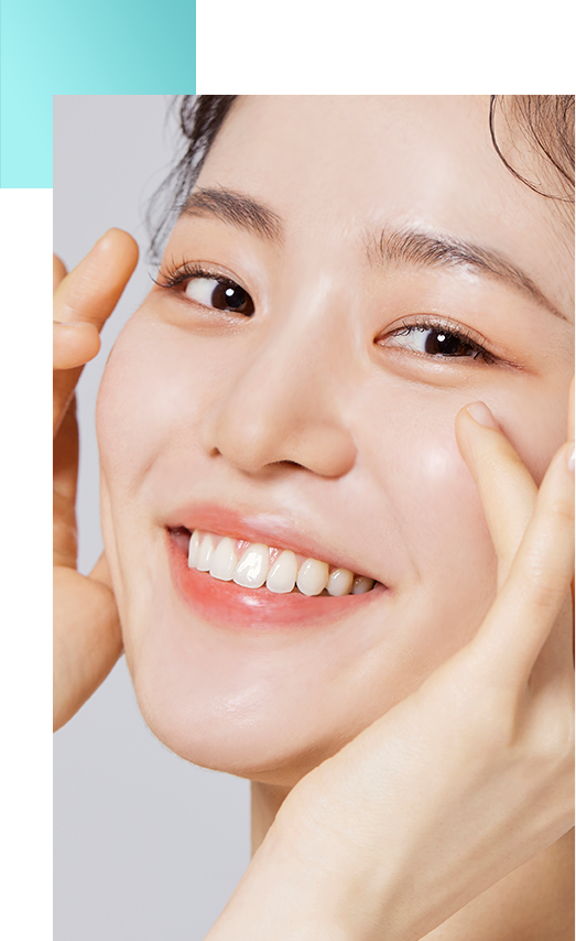 웃고있는 여성이 볼을 검지 손가락으로 찌르고 있다